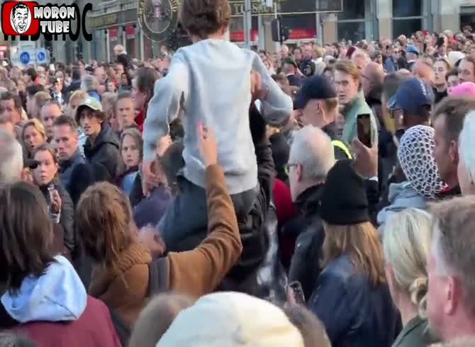 Video :At a memorial service for the deceased, two individuals were detained for yelling Free Palestine